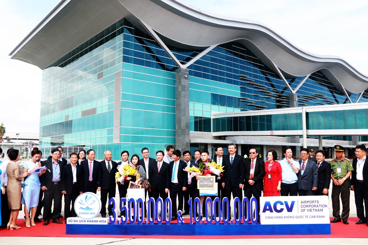 Lãnh đạo tỉnh Khánh Hòa và Tổng Công ty Cảng Hàng không Việt Nam, Cảng HKQT Cam Ranh trao hoa và bằng chứng nhận cho 2 vị khách